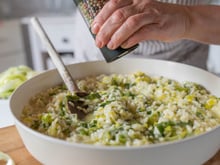 Todo mundo acha que pedi delivery de restaurante quando sirvo esse risoto de alho-poró no jantar