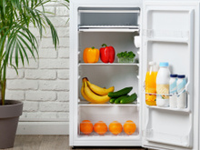 Frigobar ou geladeira? Saiba quando faz sentido substituir o refrigerador grande por um menor