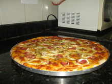 Pizza com calabresa, cebola, alho e pimentão