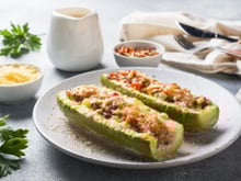 Abobrinha fácil recheada e gratinada é o almoço perfeito pra começar bem a semana: atenção ao modo de preparo para receita não ficar aguada