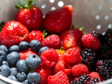 Nem água corrente, nem vinagre: fruta com mais pesticidas que morango precisa ser higienizada corretamente antes de comer!