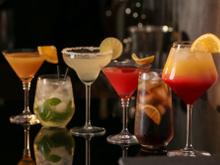 Como fazer coquetel de frutas: dicas e receitas com e sem álcool para seu bar em casa