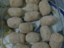 Salsicha empanada com massa de mandioca