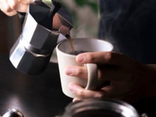 Café quentinho: 5 opções de cafeteiras para você ter na sua casa