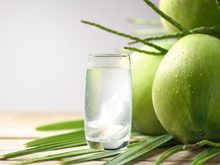 Sou nutricionista e garanto: água de coco tem propriedades incríveis, os filipinos a chamam de árvore da vida por um motivo