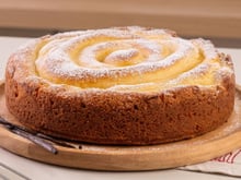 Bolo sonho com massa fofinha como uma nuvem e creme de baunilha aveludado
