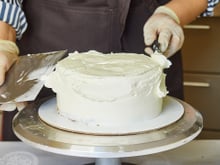 Essa cobertura de glacê com leite condensado é a melhor e serve para qualquer tipo de bolo