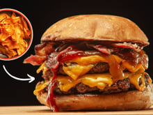 Hambúrguer com bacon é coisa do passado, agora a moda é usar esse ingrediente crocante e com gostinho de defumado