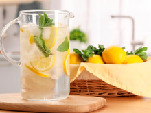 Posso tomar água saborizada todos os dias? Descubra as melhores combinações e cuidados