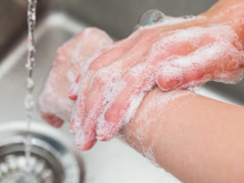 Como os cozinheiros profissionais lavam as mãos