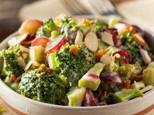 Receita de salada de brócolis deliciosa para um jantar leve e saudável