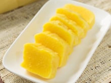 Pamonha doce com queijo (assada)