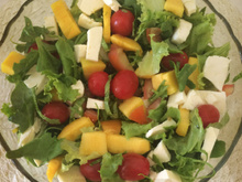 Salada de rúcula com manga e tomate cereja