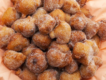 Sempre que faço esse bolinho de chuva, o prédio inteiro fica cheiroso e meus vizinhos imploram por um pouquinho!