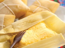 Pamonha com queijo coalho e alecrim