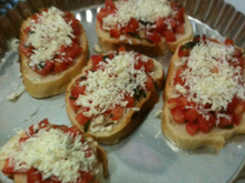 Bruschetta de tomate com manjericão