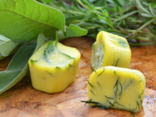 Gelo de ervas no azeite: a dica perfeita para ter mais praticidade na cozinha e conservar os temperos por mais tempo