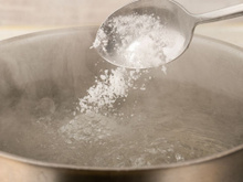 Sal na água do macarrão antes ou depois de ferver? "Muito sal de uma só vez significa muitas bolhas, ou seja..."