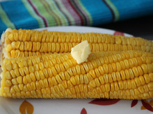 Milho-verde cozido no micro-ondas