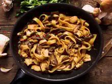 Tagliatelle com cogumelos porcini: a receita rápida e cremosa com cheirinho de almoço em família ou de jantar improvisado para convidados