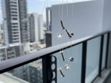 Para que serve pendurar parafusos com fios na varanda? Truque simples ajuda a resolver problema comum sem precisar chamar um profissional