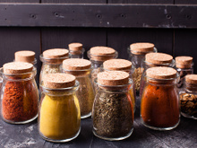 Se você bota muito tempero na comida e não dá sabor, pode ser que a culpa esteja na forma como você guarda eles