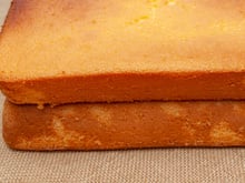 Pão de ló de liquidificador fofinho e perfeito para fazer um bolo de aniversário