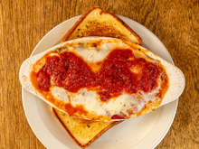Que tal uma lasanha de pão para um almoço suculento e diferente nesse domingo?