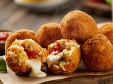 Bolinho de risoto? Aprenda a fazer arancino, o bolinho italiano crocante por fora e crocante por dentro que todo mundo vai amar