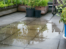 Morador cria solução genial para problema de água da chuva no quintal e compartilha vídeo: "Funcionando perfeitamente"