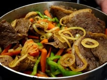 Como fazer um bife de panela macio? Esse é o segredo para garantir que ele fique suculento e desmanchando na boca