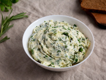 Sabor a jato para pães, massas, carnes, aves e peixes com essa manteiga de alho que aprendi com um chef