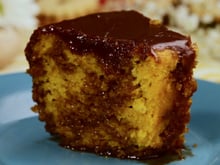 Bolo de cenoura com calda de chocolate que derrete na boca