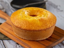 Esse bolo de fubá com maisena é o melhor para comer com cafezinho, chega a dar água na boca!