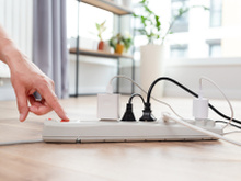 Os eletricistas repetem: nunca conecte esses 15 aparelhos em um filtro de linha