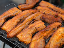 Açougueiros concordam: nem bisteca, nem lombo são as melhores carnes de porco para o churrasco e o TudoGostoso revela o corte preferido