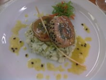 Medalhão de salmão com recheio de rúcula e tomate seco acompanhado de risoto de palmito de queijo gorgonzola.