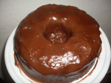 Bolo de milho com cobertura de chocolate