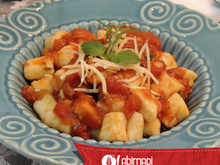 Nhoque ao molho sugo com alecrim