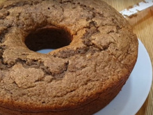 Bolo de banana (com casca e tudo!) molhadinho e delicioso para no café da manhã ou à tarde: receita fácil e nutritiva