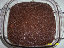 Bolo de baunilha com gotas de chocolate e cobertura (super fofo)