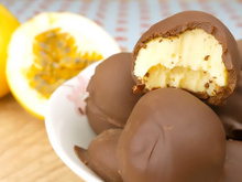 Aprenda a fazer trufa de chocolate com maracujá: combinação perfeita, recheio cremoso e casquinha crocante