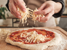 Nem delivery, nem congelada: no Dia da Pizza a massa caseira da minha avó já é tradição aqui em casa (receita fácil!)