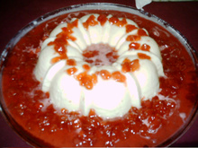 Pudim de maria-mole com calda de morangos