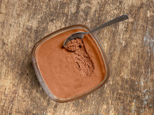 Bombom de banana na travessa que leva apenas 2 ingredientes vai virar sua sobremesa predileta