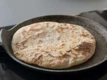 Pão low carb de frigideira fácil para o café da manhã: combina com tudo e fica pronto em minutos