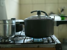 Minha panela de pressão explodiu, mas aprendi 5 passos que me fizeram perder o medo de cozinhar com ela