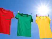 Por que especialistas recomendam secar roupas ao ar livre em outubro e como isso protege a sua saúde