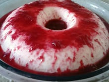 Flan de iogurte natural com calda de morango