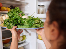 Aprendi com a minha avó um truque que faz as folhas da geladeira durarem muito mais, é bem simples e você só precisa de item de cozinha